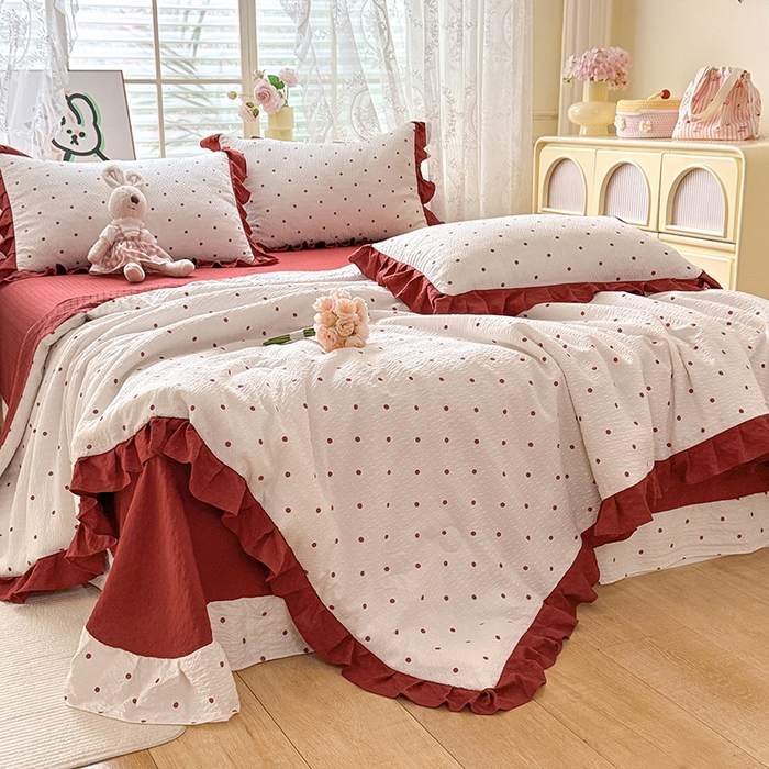 91家纺网 家纺一手货源 找家纺 韩约家纺 2026春夏新款韩式花边泡芙棉床单款夏被夏凉被空调被四件套 波点红