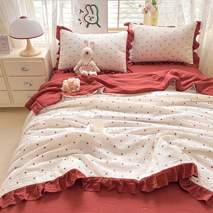 91家纺网 家纺一手货源 找家纺 韩约家纺 2026春夏新款韩式花边泡芙棉床单款夏被夏凉被空调被四件套 波点红