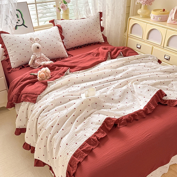 91家纺网 家纺一手货源 找家纺 韩约家纺 2026春夏新款韩式花边泡芙棉床单款夏被夏凉被空调被四件套 波点红