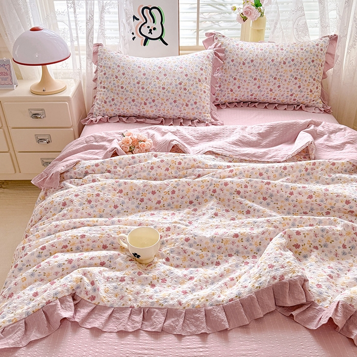 91家纺网 家纺一手货源 找家纺 韩约家纺 2026春夏新款韩式花边泡芙棉床单款夏被夏凉被空调被四件套 花春城