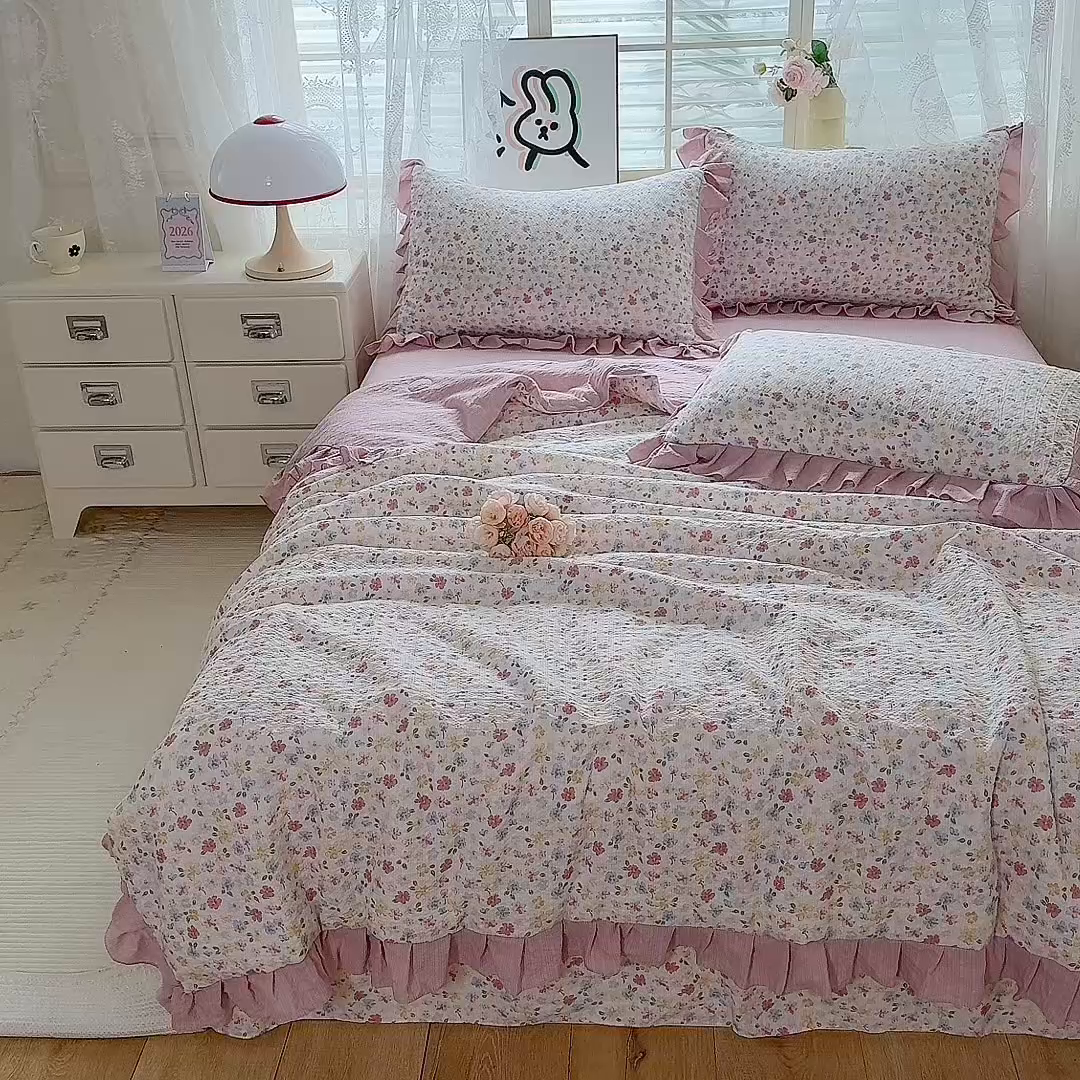 91家纺网 家纺一手货源 找家纺 韩约家纺 2026春夏新款韩式花边泡芙棉床单款夏被夏凉被空调被四件套 花春城