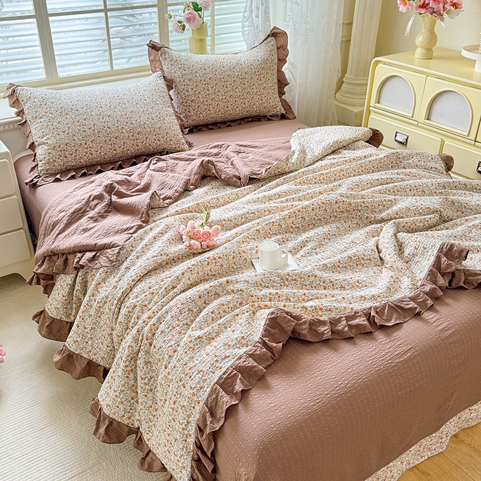 91家纺网 家纺一手货源 找家纺 韩约家纺 2026春夏新款韩式花边泡芙棉床单款夏被夏凉被空调被四件套 苏糖咖