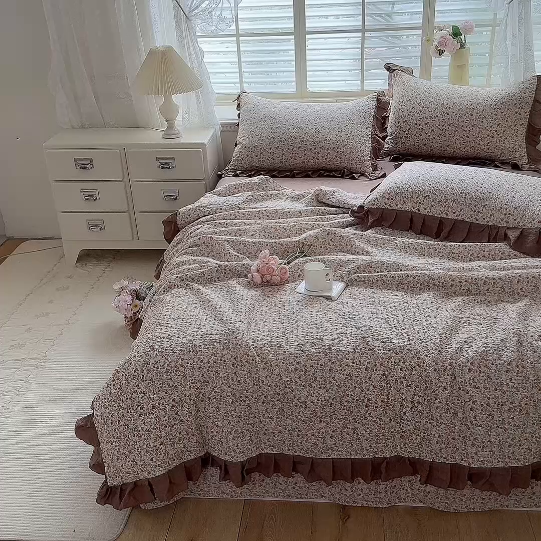 91家纺网 家纺一手货源 找家纺 韩约家纺 2026春夏新款韩式花边泡芙棉床单款夏被夏凉被空调被四件套 苏糖咖