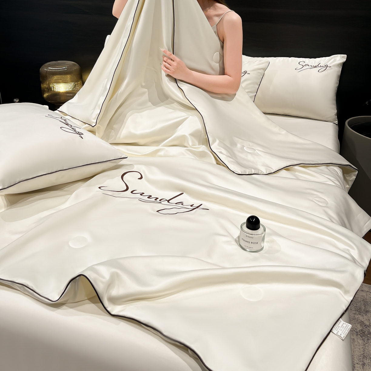 91家纺网 家纺一手货源 找家纺 云恋家纺 2026新款可水洗夏被冰丝空调被夏凉被床单三四件套夏季薄被子春秋被芯夏天 浪漫假日-典雅白