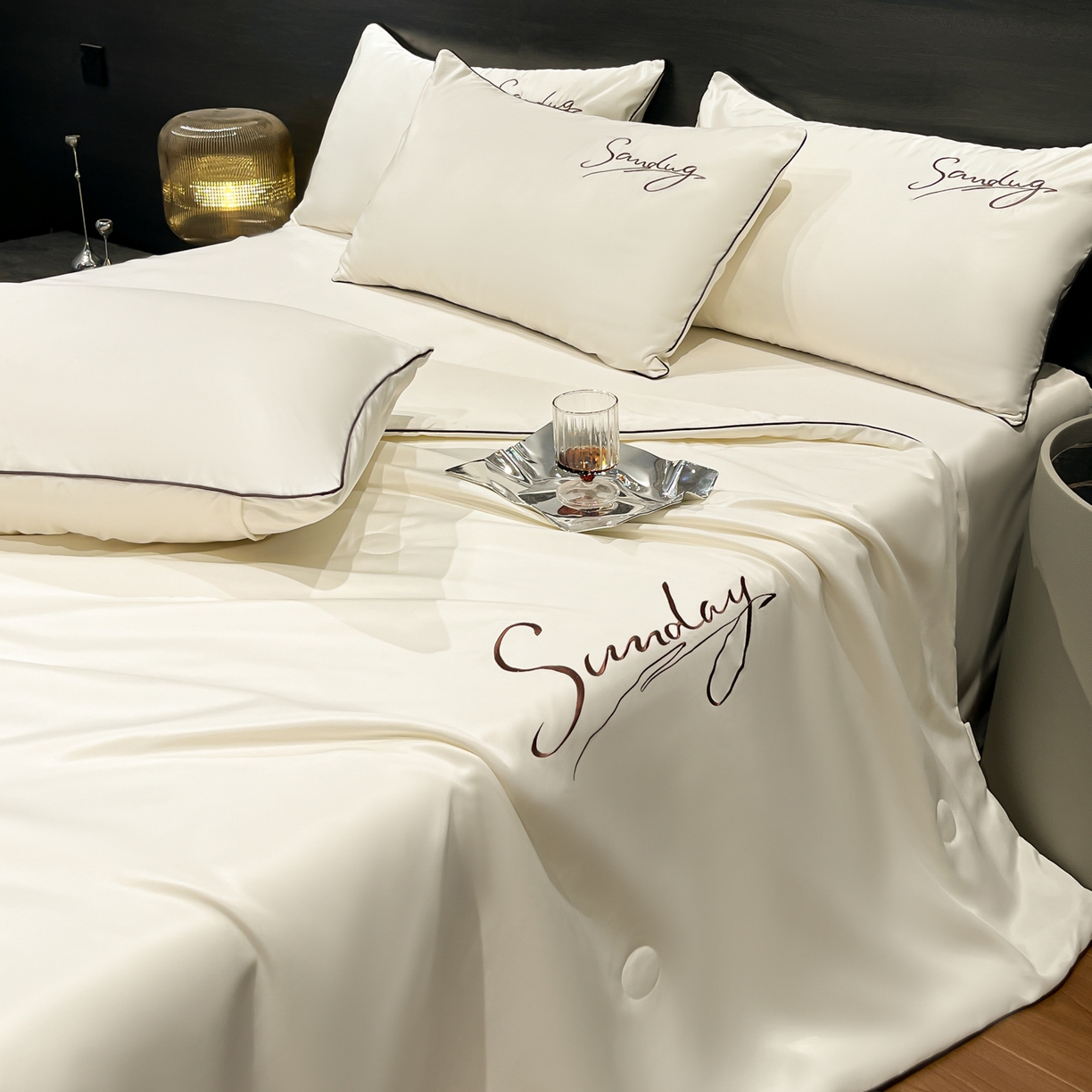 91家纺网 家纺一手货源 找家纺 云恋家纺 2026新款可水洗夏被冰丝空调被夏凉被床单三四件套夏季薄被子春秋被芯夏天 浪漫假日-典雅白