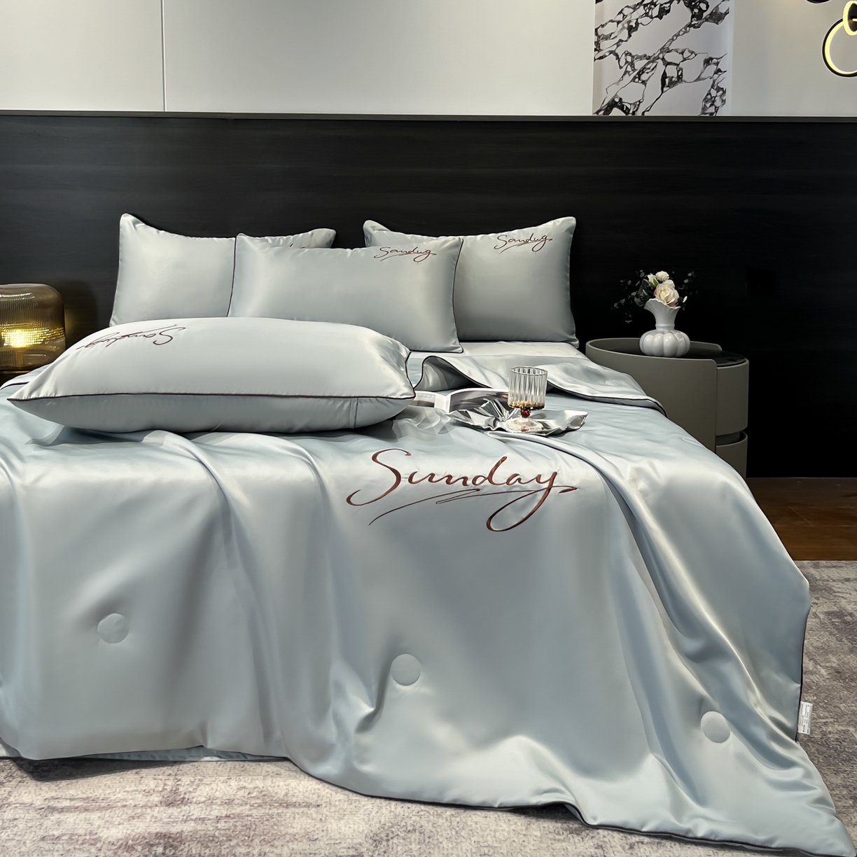 91家纺网 家纺一手货源 找家纺 云恋家纺 2026新款可水洗夏被冰丝空调被夏凉被床单三四件套夏季薄被子春秋被芯夏天 浪漫假日-浅灰