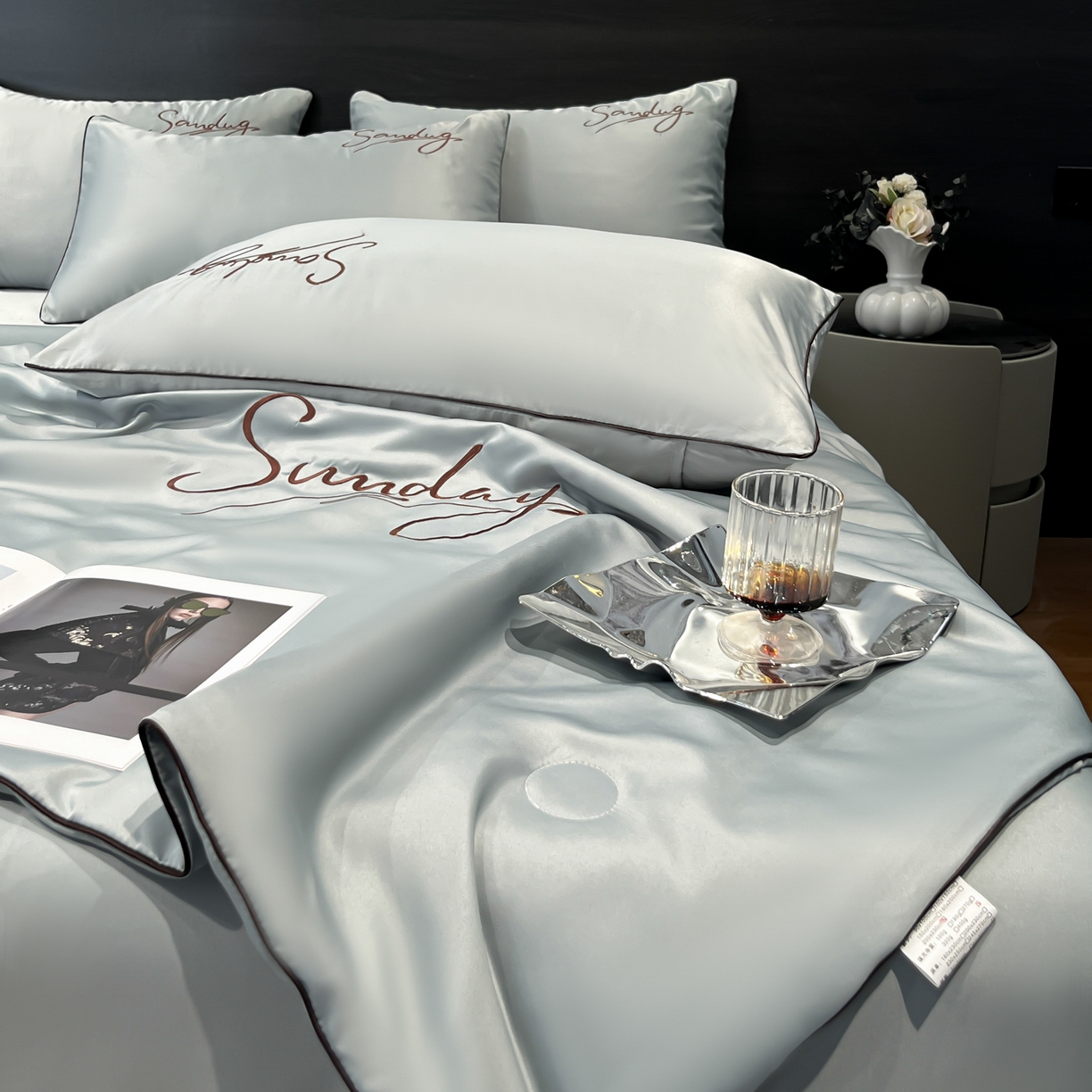 91家纺网 家纺一手货源 找家纺 云恋家纺 2026新款可水洗夏被冰丝空调被夏凉被床单三四件套夏季薄被子春秋被芯夏天 浪漫假日-浅灰