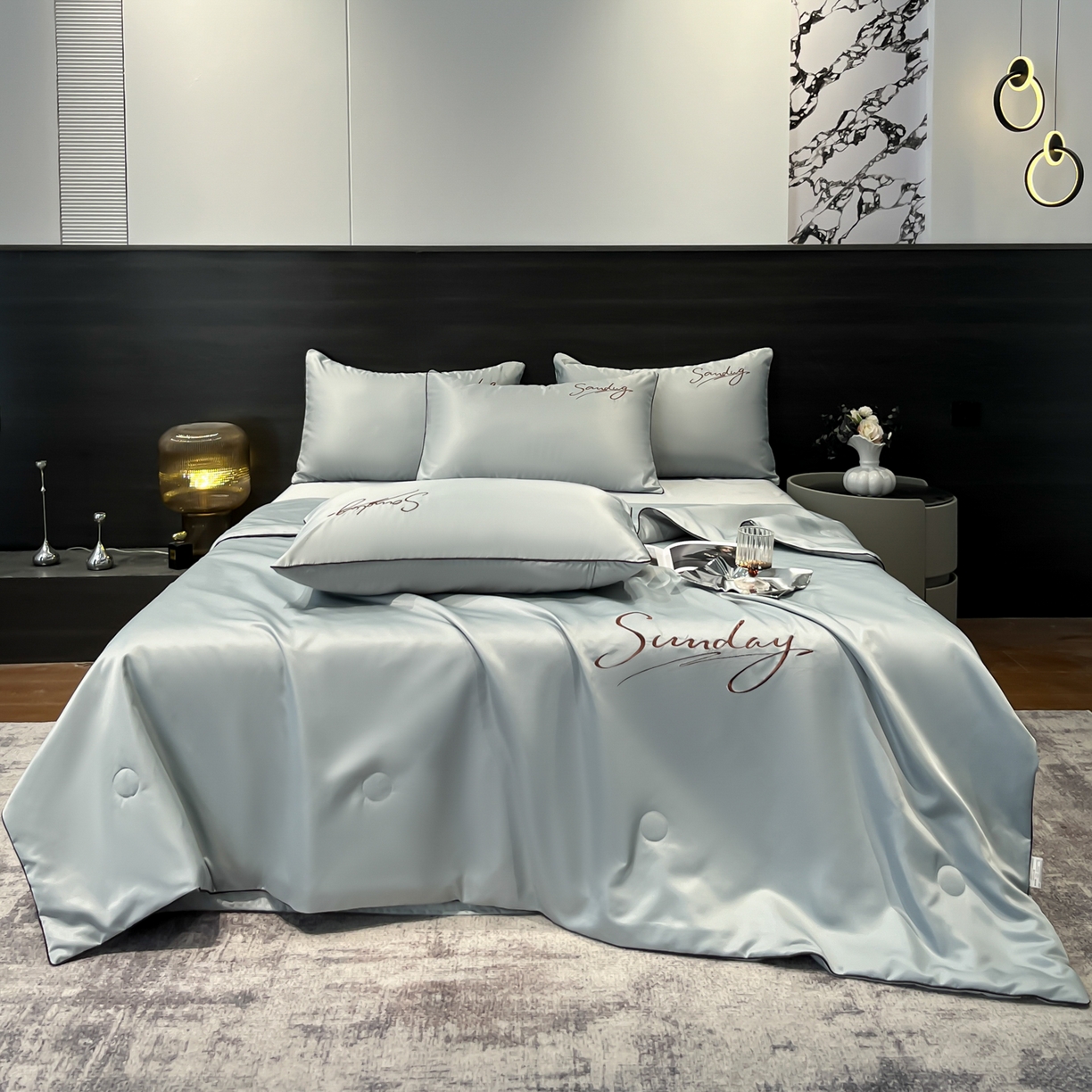 91家纺网 家纺一手货源 找家纺 云恋家纺 2026新款可水洗夏被冰丝空调被夏凉被床单三四件套夏季薄被子春秋被芯夏天 浪漫假日-浅灰