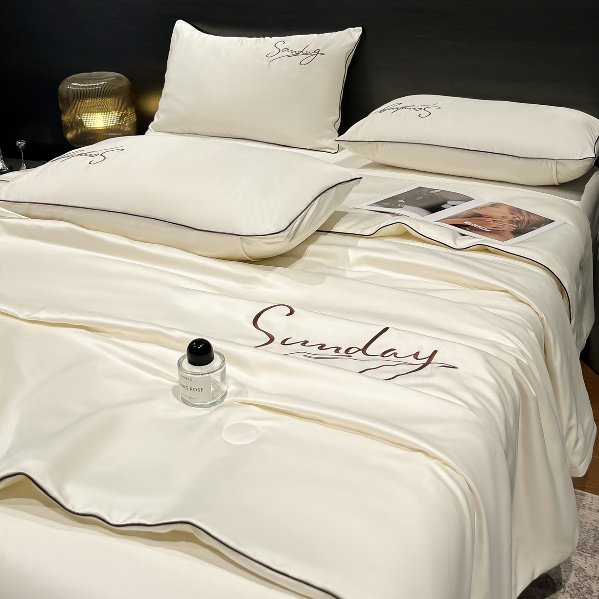 91家纺网 家纺一手货源 找家纺 云恋家纺 2026新款可水洗夏被冰丝空调被夏凉被床单三四件套夏季薄被子春秋被芯夏天 浪漫假日-典雅白