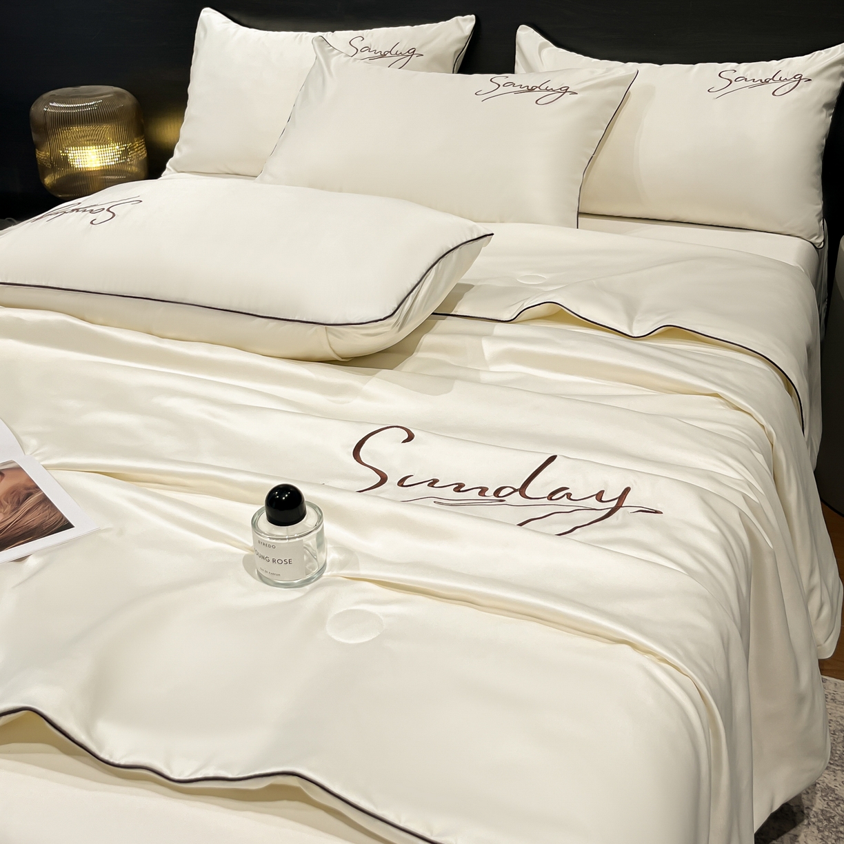 91家纺网 家纺一手货源 找家纺 云恋家纺 2026新款可水洗夏被冰丝空调被夏凉被床单三四件套夏季薄被子春秋被芯夏天 浪漫假日-典雅白