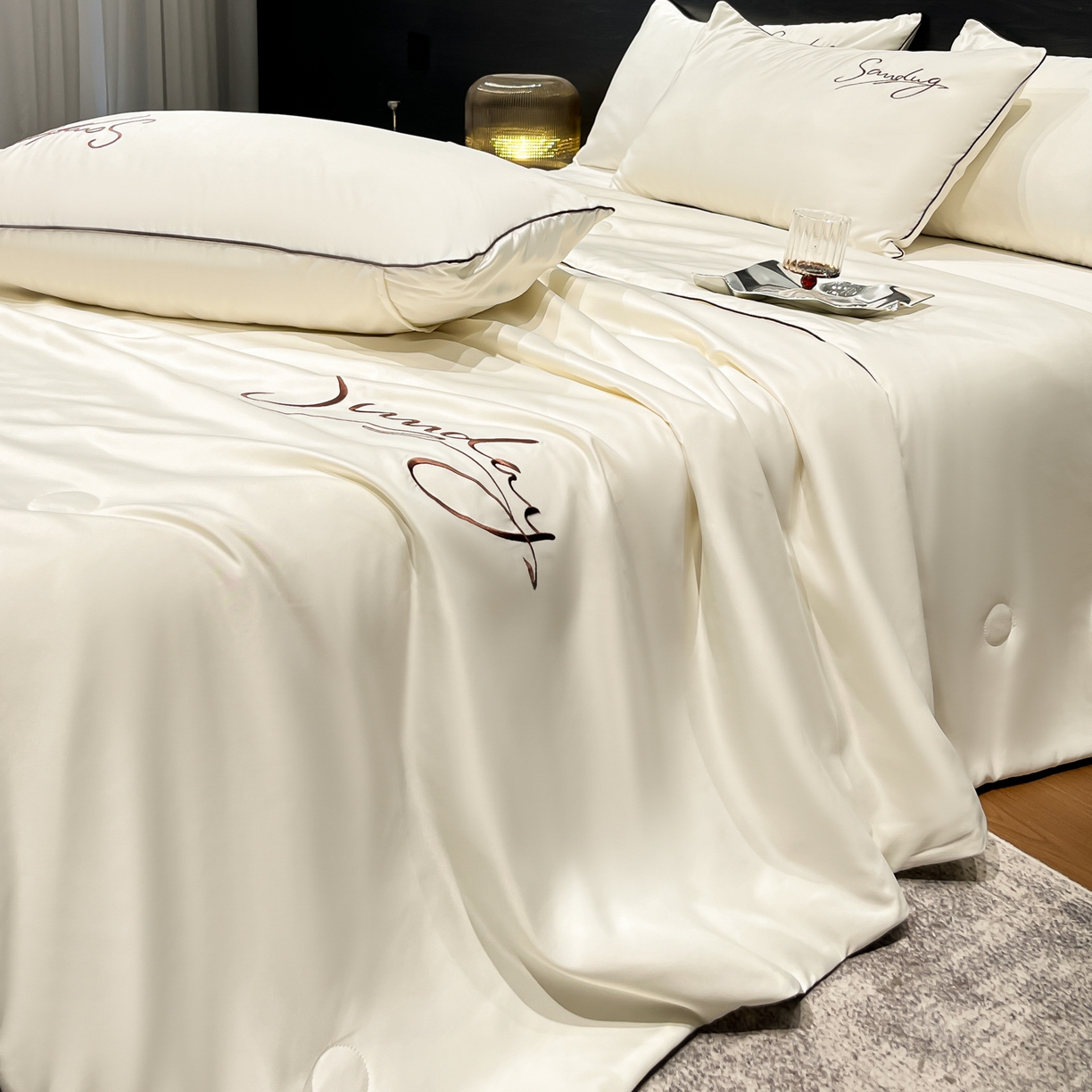 91家纺网 家纺一手货源 找家纺 云恋家纺 2026新款可水洗夏被冰丝空调被夏凉被床单三四件套夏季薄被子春秋被芯夏天 浪漫假日-典雅白