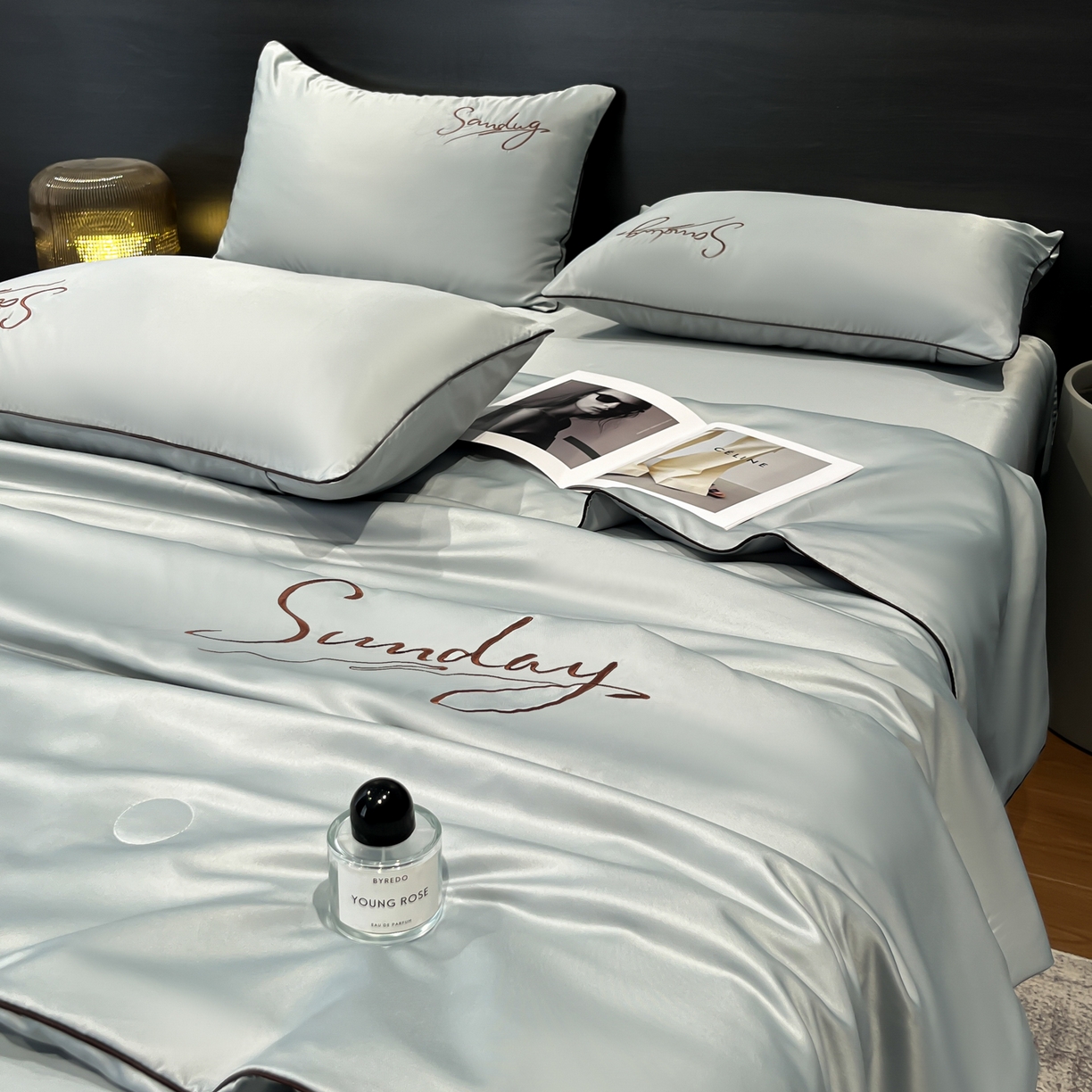 91家纺网 家纺一手货源 找家纺 云恋家纺 2026新款可水洗夏被冰丝空调被夏凉被床单三四件套夏季薄被子春秋被芯夏天 浪漫假日-浅灰