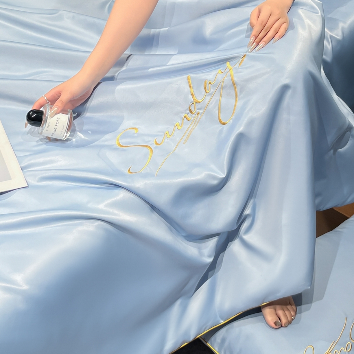 91家纺网 家纺一手货源 找家纺 云恋家纺 2026新款可水洗夏被冰丝空调被夏凉被床单三四件套夏季薄被子春秋被芯夏天 浪漫假日-天蓝