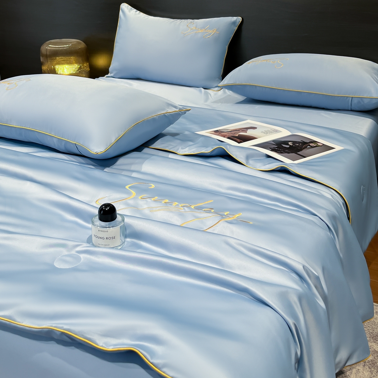 91家纺网 家纺一手货源 找家纺 云恋家纺 2026新款可水洗夏被冰丝空调被夏凉被床单三四件套夏季薄被子春秋被芯夏天 浪漫假日-天蓝