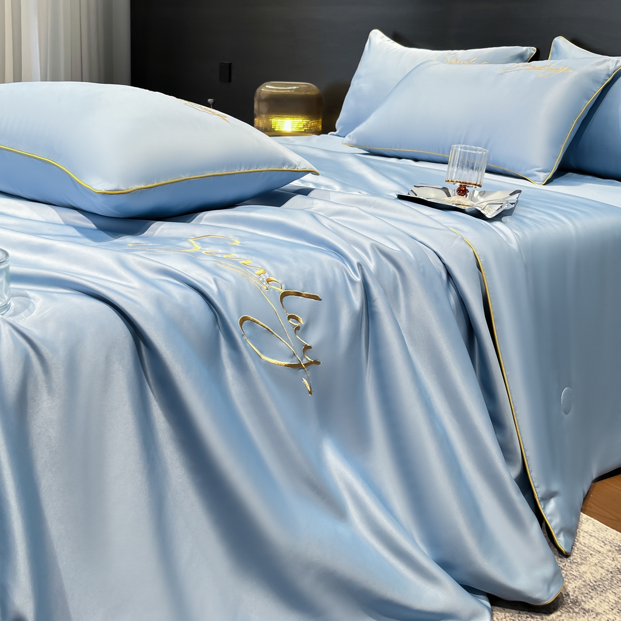 91家纺网 家纺一手货源 找家纺 云恋家纺 2026新款可水洗夏被冰丝空调被夏凉被床单三四件套夏季薄被子春秋被芯夏天 浪漫假日-天蓝