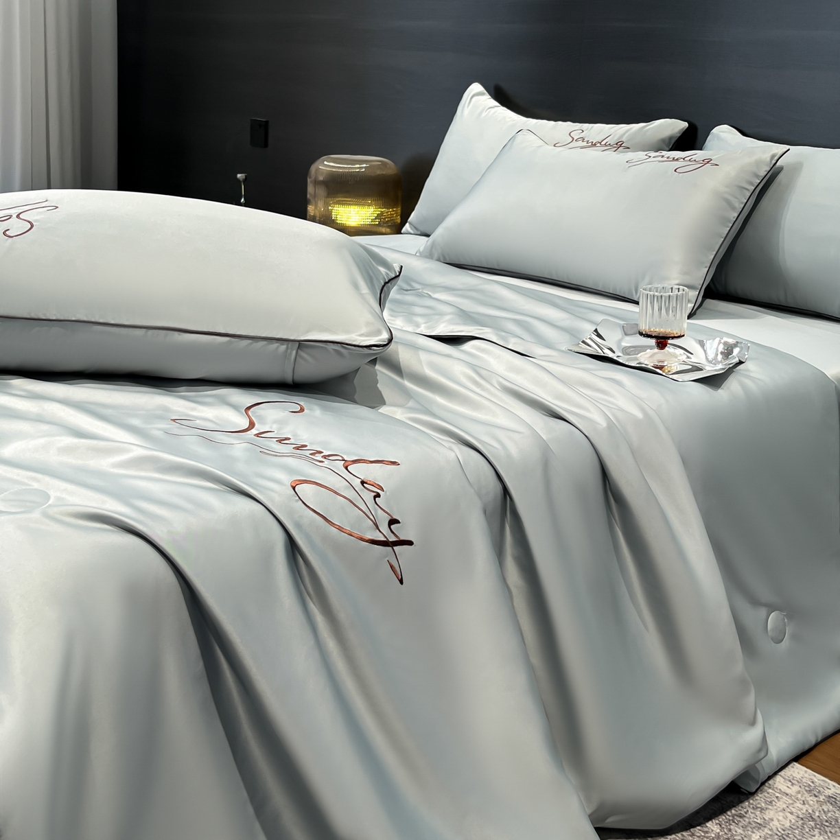 91家纺网 家纺一手货源 找家纺 云恋家纺 2026新款可水洗夏被冰丝空调被夏凉被床单三四件套夏季薄被子春秋被芯夏天 浪漫假日-浅灰