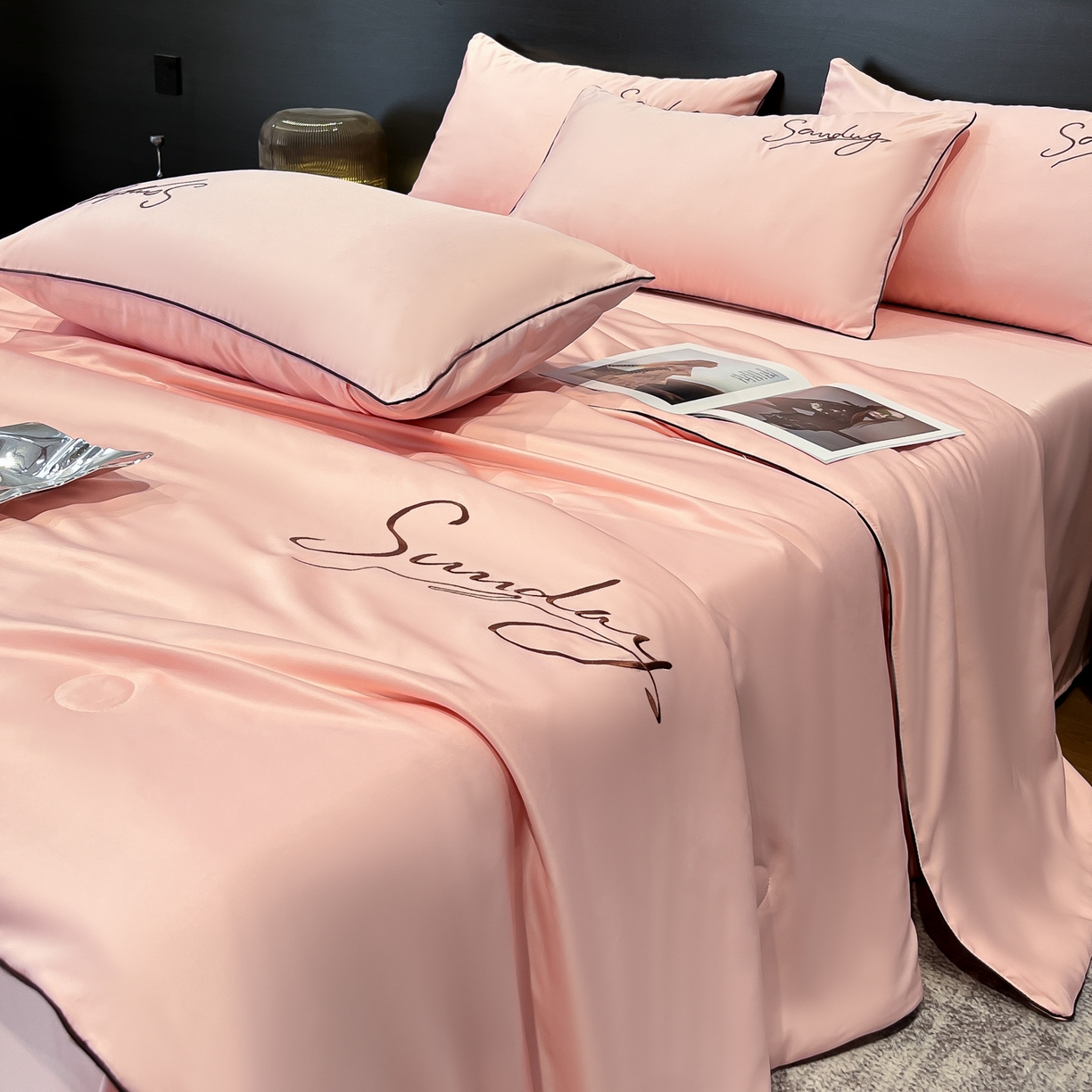 91家纺网 家纺一手货源 找家纺 云恋家纺 2026新款可水洗夏被冰丝空调被夏凉被床单三四件套夏季薄被子春秋被芯夏天 浪漫假日-樱花粉