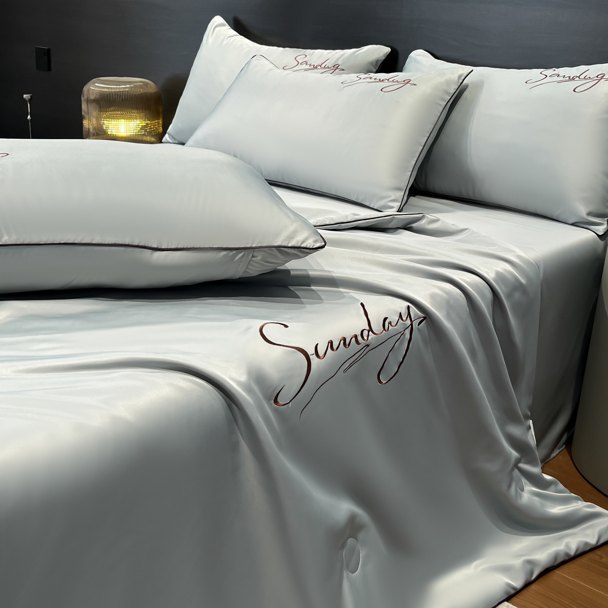 91家纺网 家纺一手货源 找家纺 云恋家纺 2026新款可水洗夏被冰丝空调被夏凉被床单三四件套夏季薄被子春秋被芯夏天 浪漫假日-浅灰