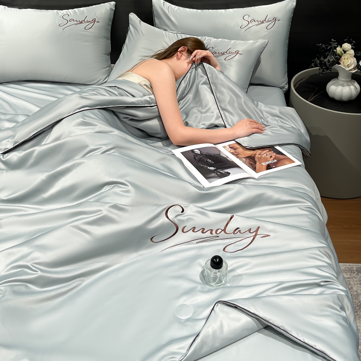 91家纺网 家纺一手货源 找家纺 云恋家纺 2026新款可水洗夏被冰丝空调被夏凉被床单三四件套夏季薄被子春秋被芯夏天 浪漫假日-浅灰