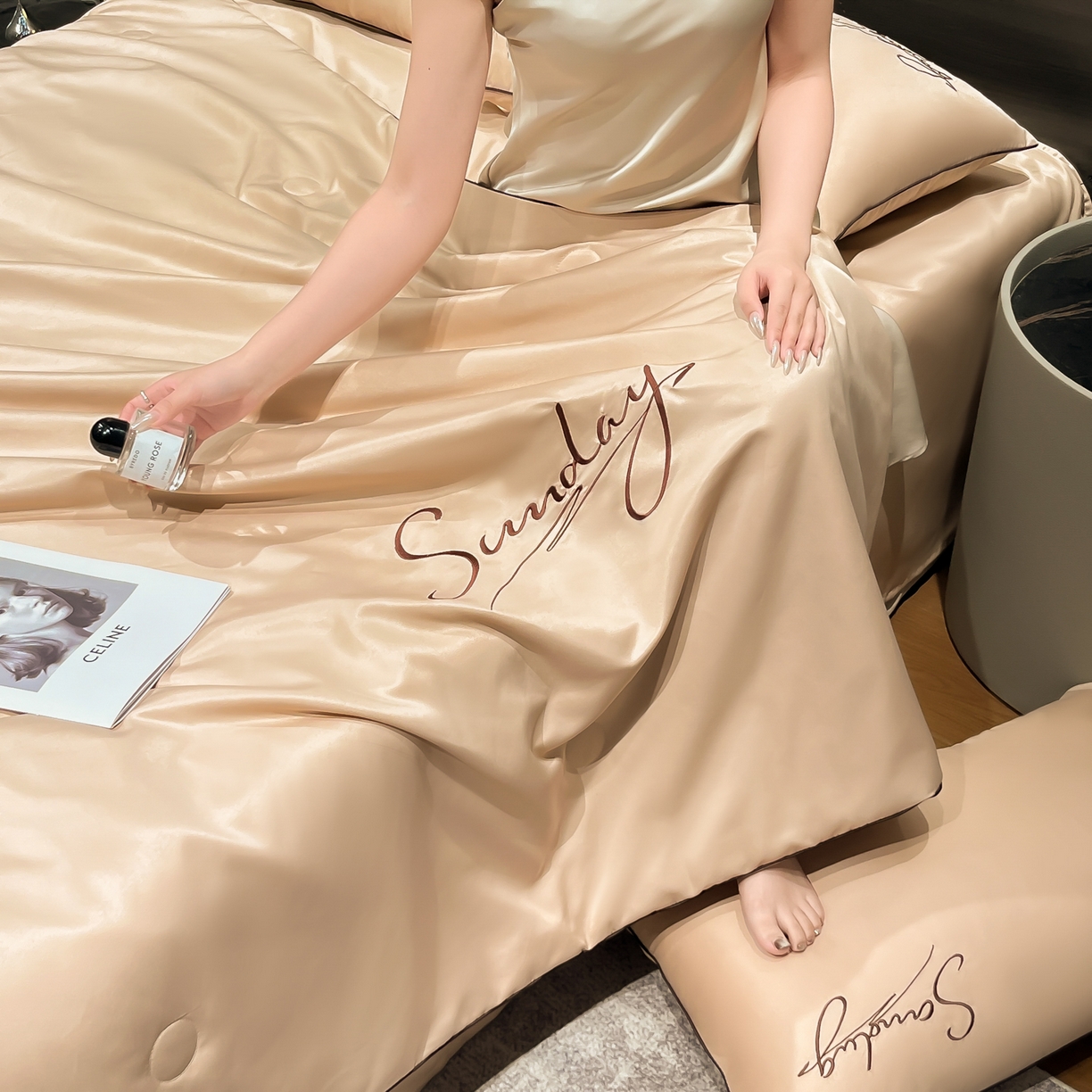 91家纺网 家纺一手货源 找家纺 云恋家纺 2026新款可水洗夏被冰丝空调被夏凉被床单三四件套夏季薄被子春秋被芯夏天 浪漫假日-香槟金