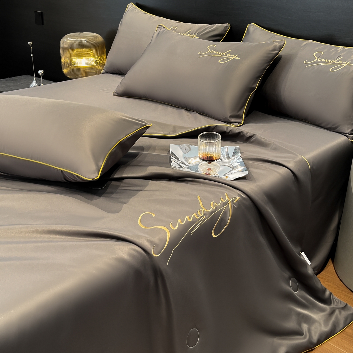 91家纺网 家纺一手货源 找家纺 云恋家纺 2026新款可水洗夏被冰丝空调被夏凉被床单三四件套夏季薄被子春秋被芯夏天 浪漫假日-绅士灰