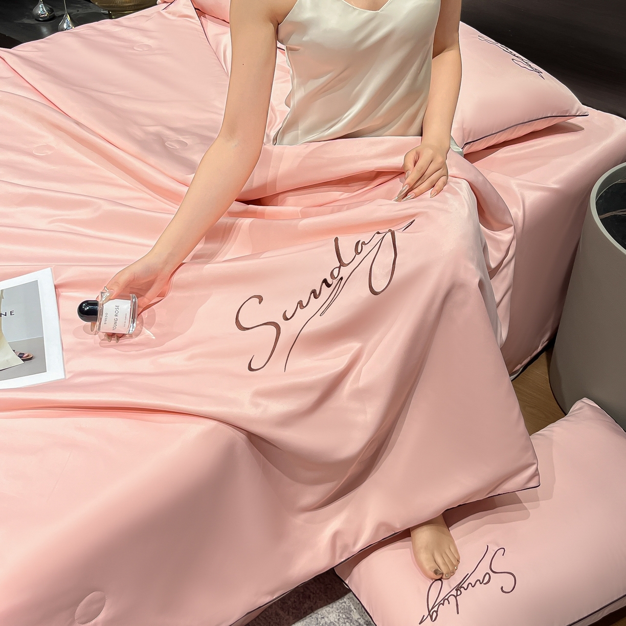 91家纺网 家纺一手货源 找家纺 云恋家纺 2026新款可水洗夏被冰丝空调被夏凉被床单三四件套夏季薄被子春秋被芯夏天 浪漫假日-樱花粉