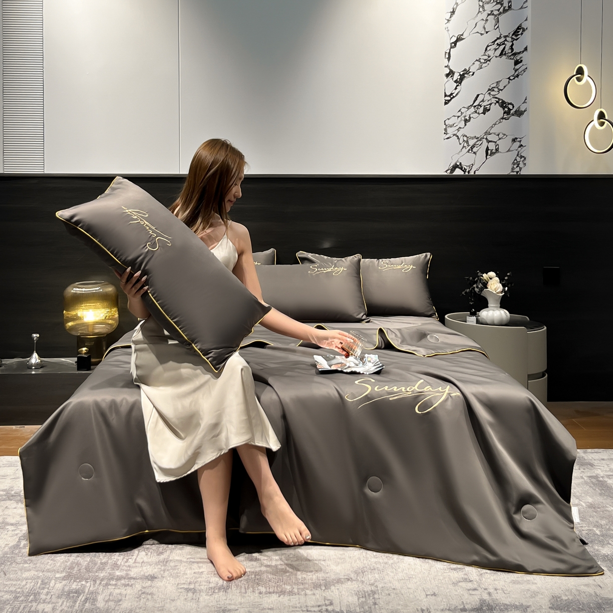 91家纺网 家纺一手货源 找家纺 云恋家纺 2026新款可水洗夏被冰丝空调被夏凉被床单三四件套夏季薄被子春秋被芯夏天 浪漫假日-绅士灰