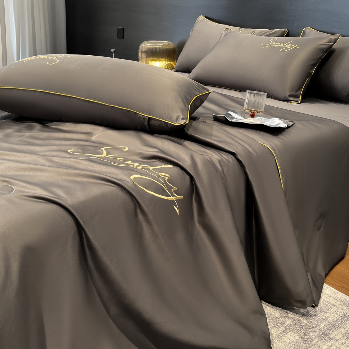 91家纺网 家纺一手货源 找家纺 云恋家纺 2026新款可水洗夏被冰丝空调被夏凉被床单三四件套夏季薄被子春秋被芯夏天 浪漫假日-绅士灰