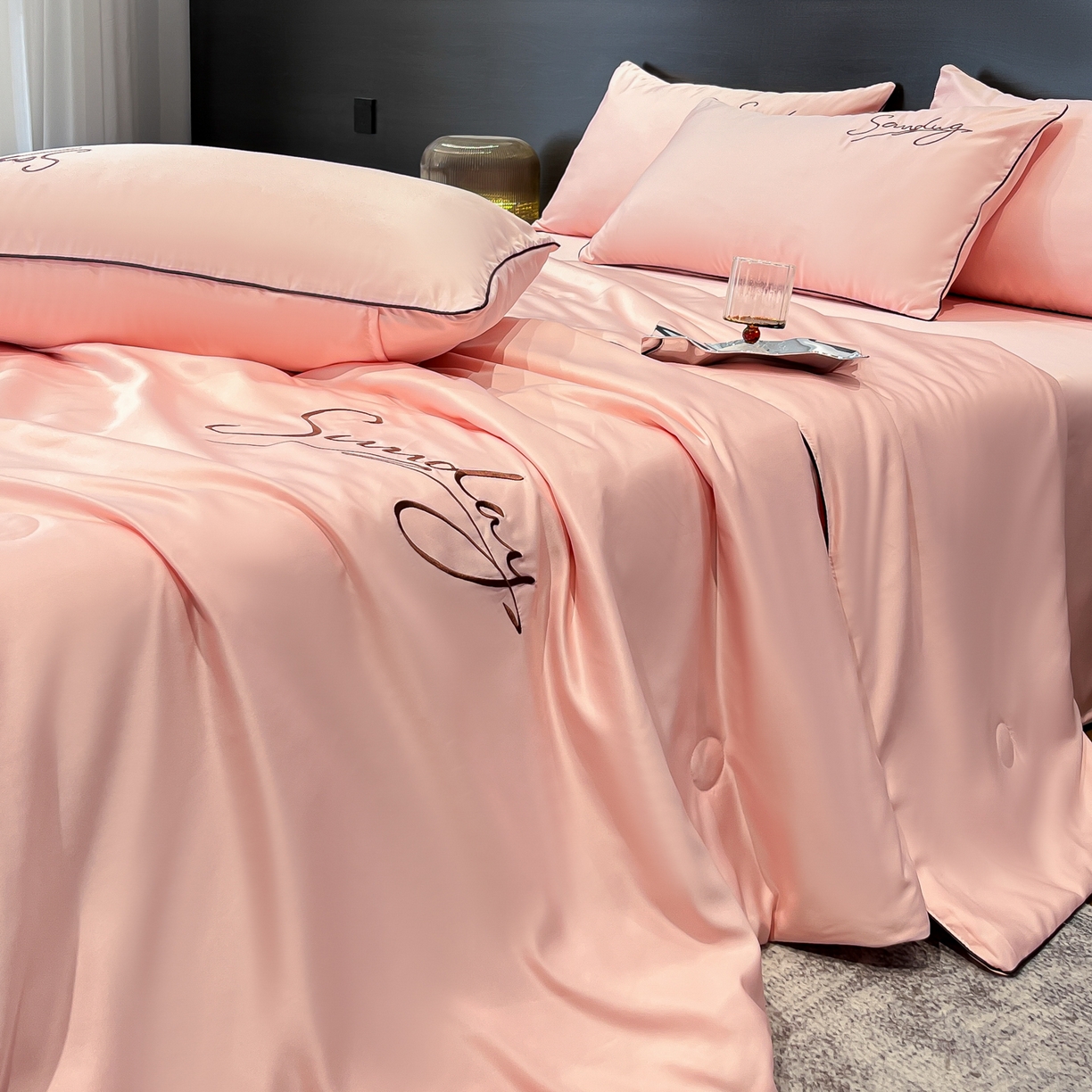 91家纺网 家纺一手货源 找家纺 云恋家纺 2026新款可水洗夏被冰丝空调被夏凉被床单三四件套夏季薄被子春秋被芯夏天 浪漫假日-樱花粉