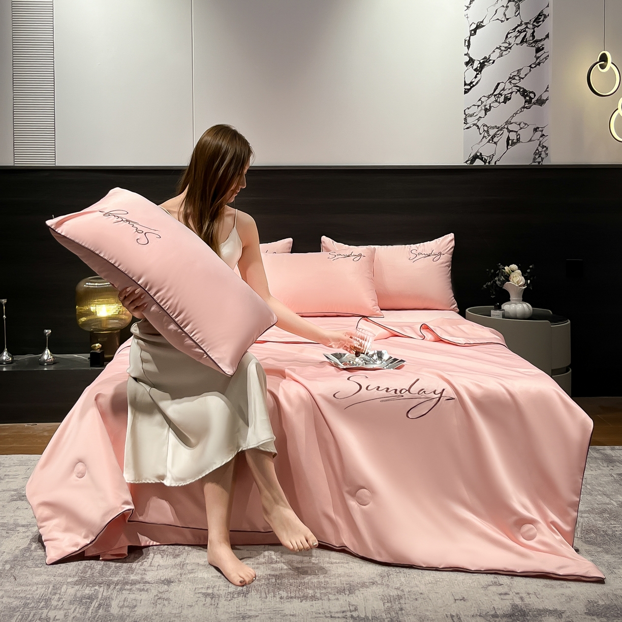 91家纺网 家纺一手货源 找家纺 云恋家纺 2026新款可水洗夏被冰丝空调被夏凉被床单三四件套夏季薄被子春秋被芯夏天 浪漫假日-樱花粉