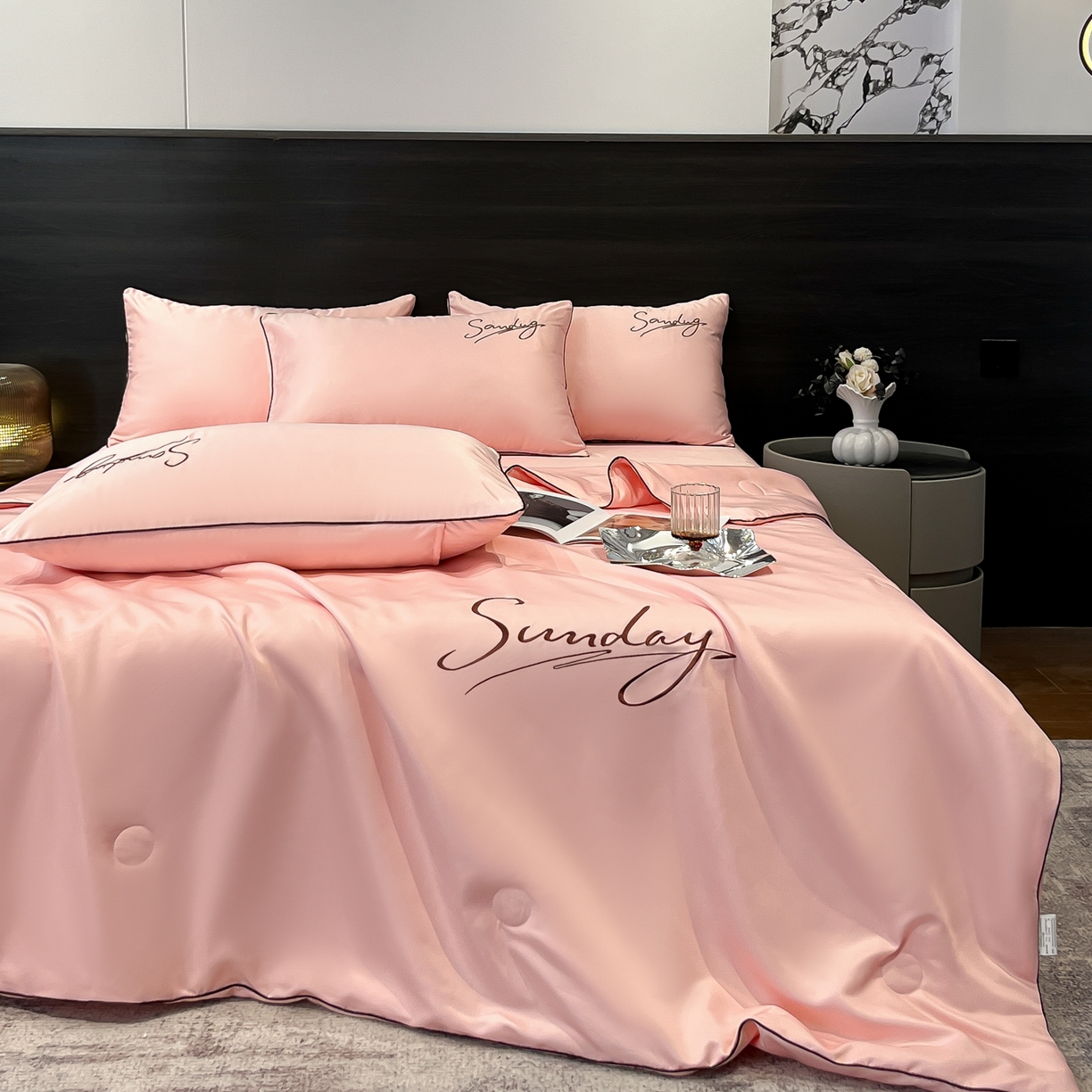 91家纺网 家纺一手货源 找家纺 云恋家纺 2026新款可水洗夏被冰丝空调被夏凉被床单三四件套夏季薄被子春秋被芯夏天 浪漫假日-樱花粉