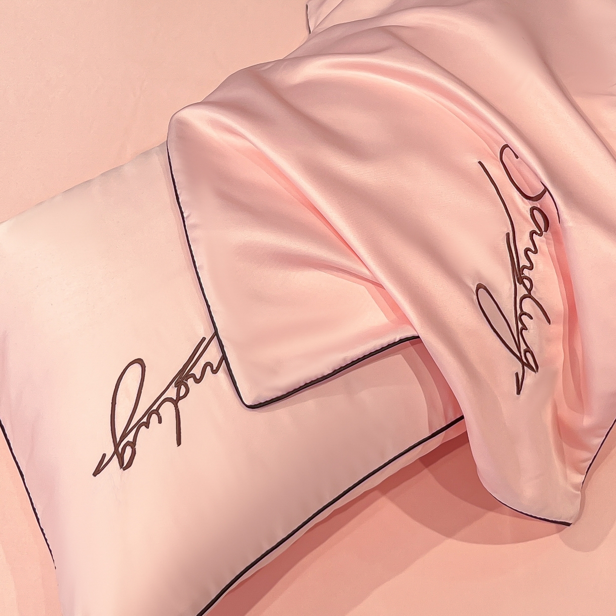 91家纺网 家纺一手货源 找家纺 云恋家纺 2026新款可水洗夏被冰丝空调被夏凉被床单三四件套夏季薄被子春秋被芯夏天 浪漫假日-樱花粉