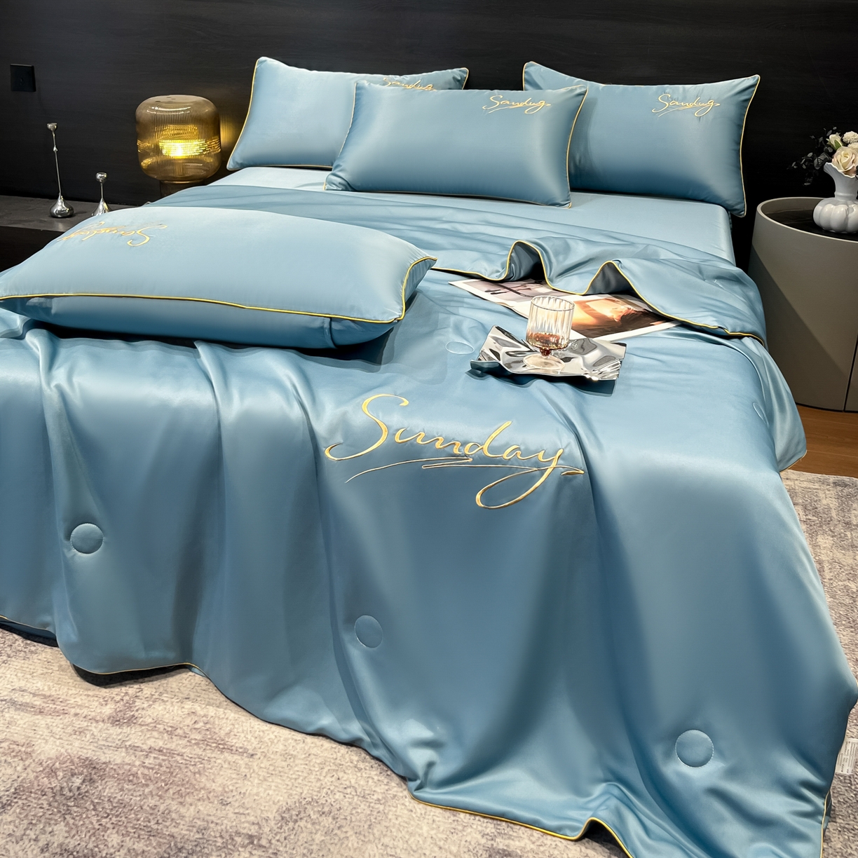 91家纺网 家纺一手货源 找家纺 云恋家纺 2026新款可水洗夏被冰丝空调被夏凉被床单三四件套夏季薄被子春秋被芯夏天 浪漫假日-宾利蓝