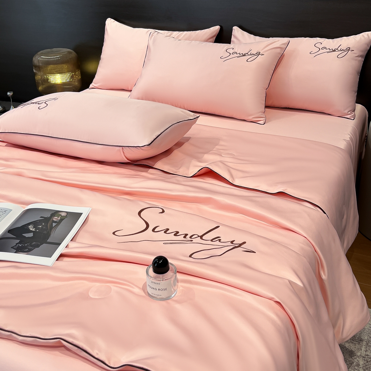 91家纺网 家纺一手货源 找家纺 云恋家纺 2026新款可水洗夏被冰丝空调被夏凉被床单三四件套夏季薄被子春秋被芯夏天 浪漫假日-樱花粉