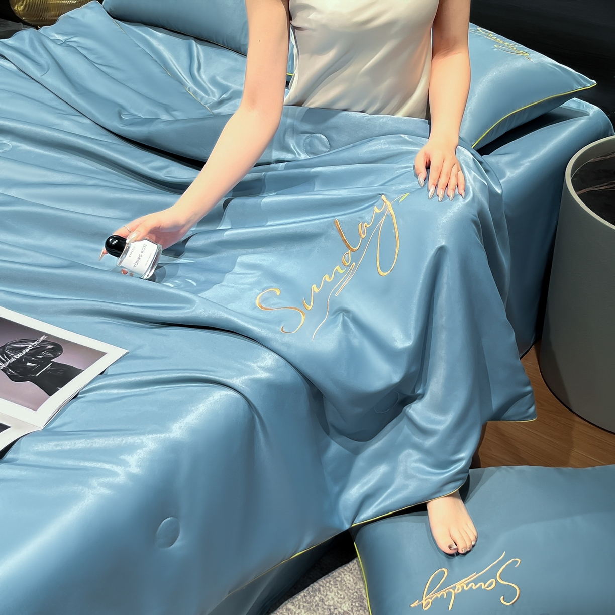 91家纺网 家纺一手货源 找家纺 云恋家纺 2026新款可水洗夏被冰丝空调被夏凉被床单三四件套夏季薄被子春秋被芯夏天 浪漫假日-宾利蓝