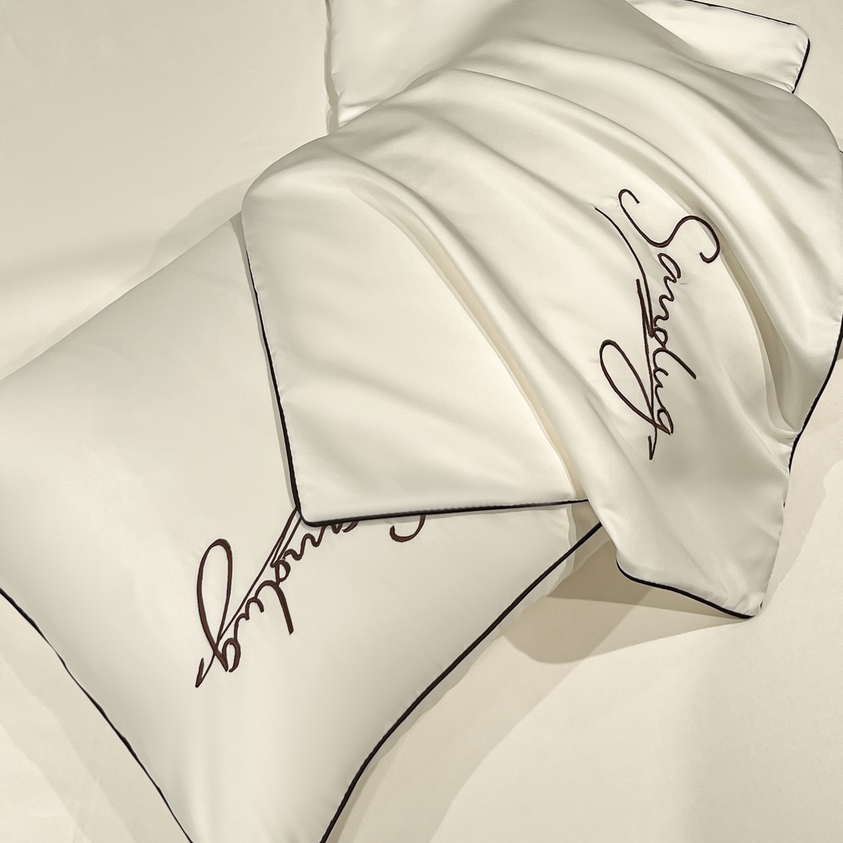 91家纺网 家纺一手货源 找家纺 云恋家纺 2026新款可水洗夏被冰丝空调被夏凉被床单三四件套夏季薄被子春秋被芯夏天 浪漫假日-典雅白