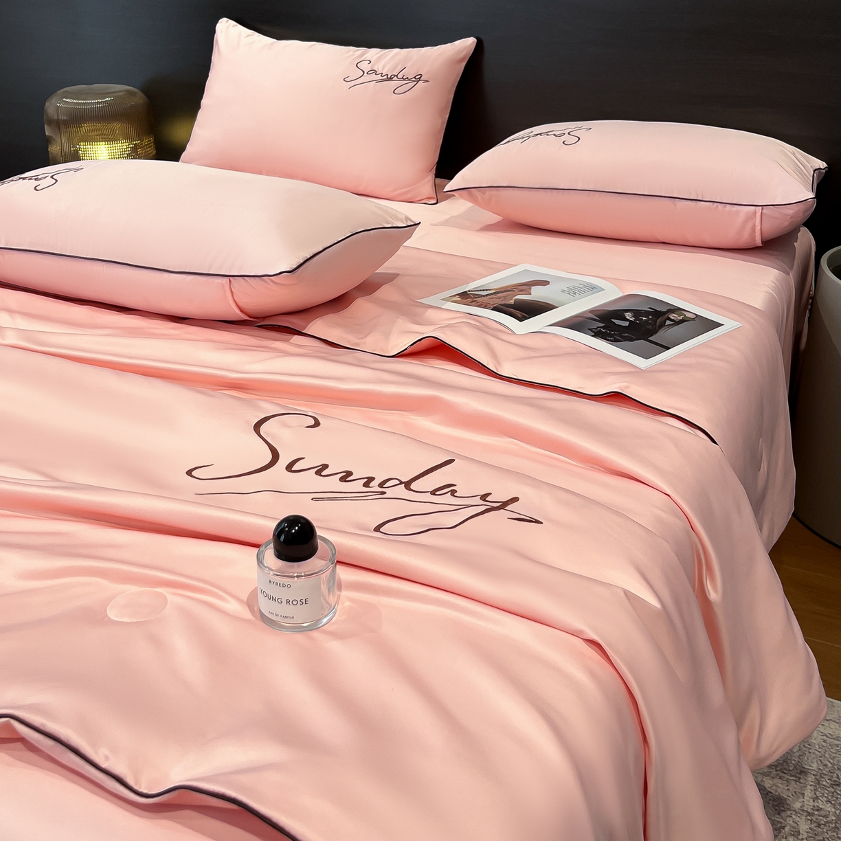 91家纺网 家纺一手货源 找家纺 云恋家纺 2026新款可水洗夏被冰丝空调被夏凉被床单三四件套夏季薄被子春秋被芯夏天 浪漫假日-樱花粉