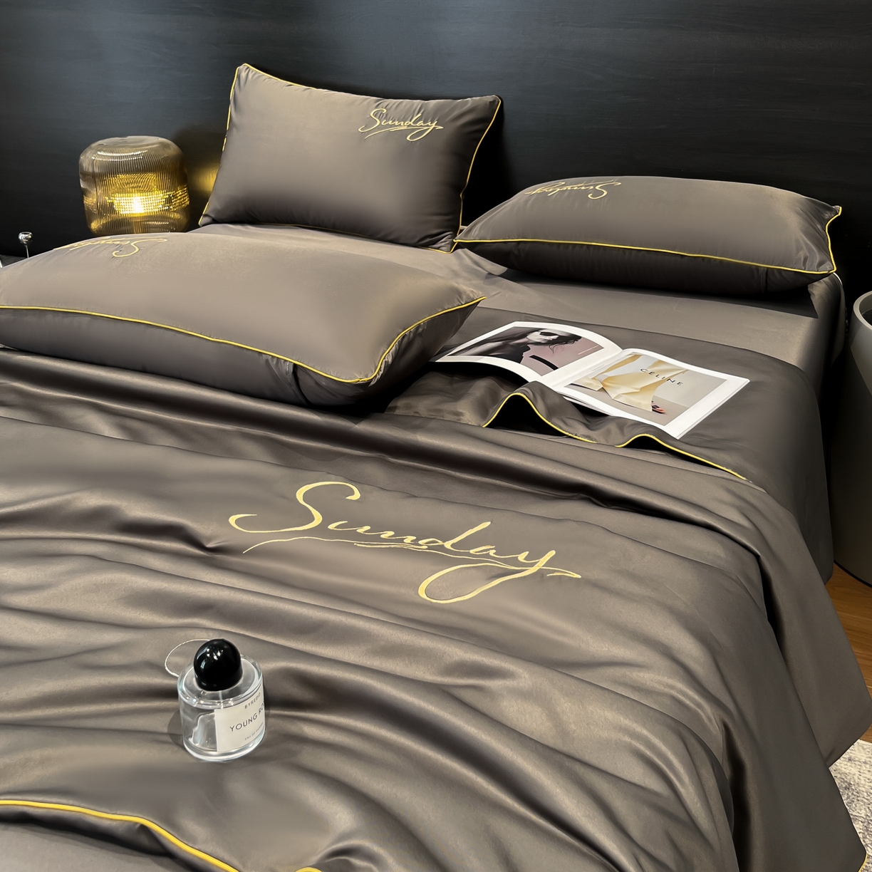 91家纺网 家纺一手货源 找家纺 云恋家纺 2026新款可水洗夏被冰丝空调被夏凉被床单三四件套夏季薄被子春秋被芯夏天 浪漫假日-绅士灰