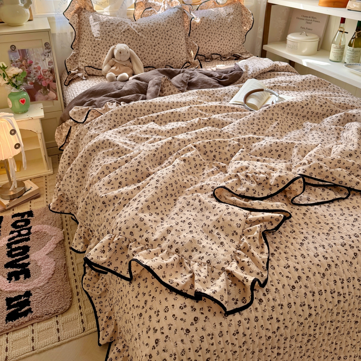 91家纺网 家纺一手货源 找家纺 阿曼达 2026新款印花小碎花花边夏被床盖四件套单夏被单床盖 木棉笺