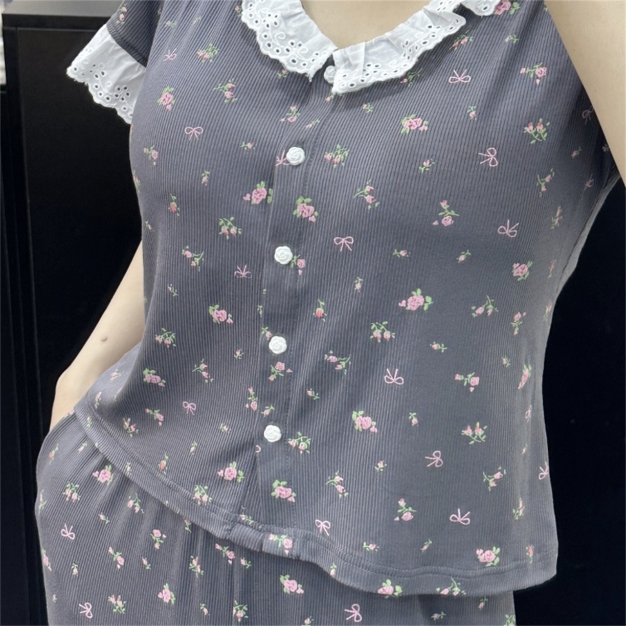 91家纺网 家纺一手货源 找家纺 （总）妍景家居生活馆 2026新款V领碎花深灰家居服