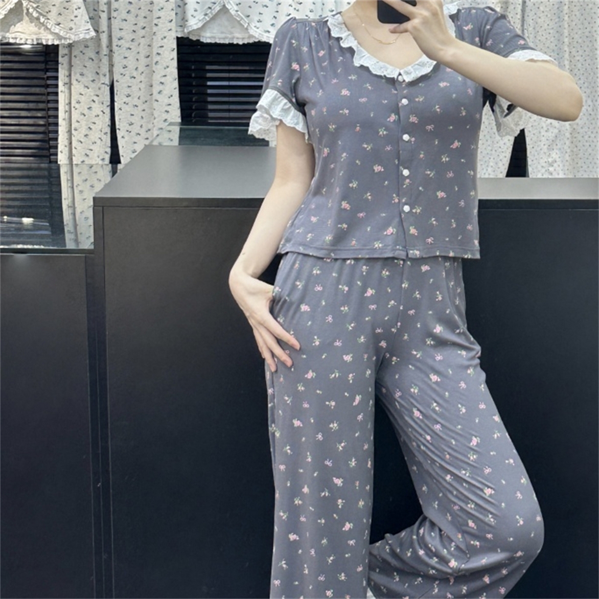 91家纺网 家纺一手货源 找家纺 （总）妍景家居生活馆 2026新款V领碎花深灰家居服