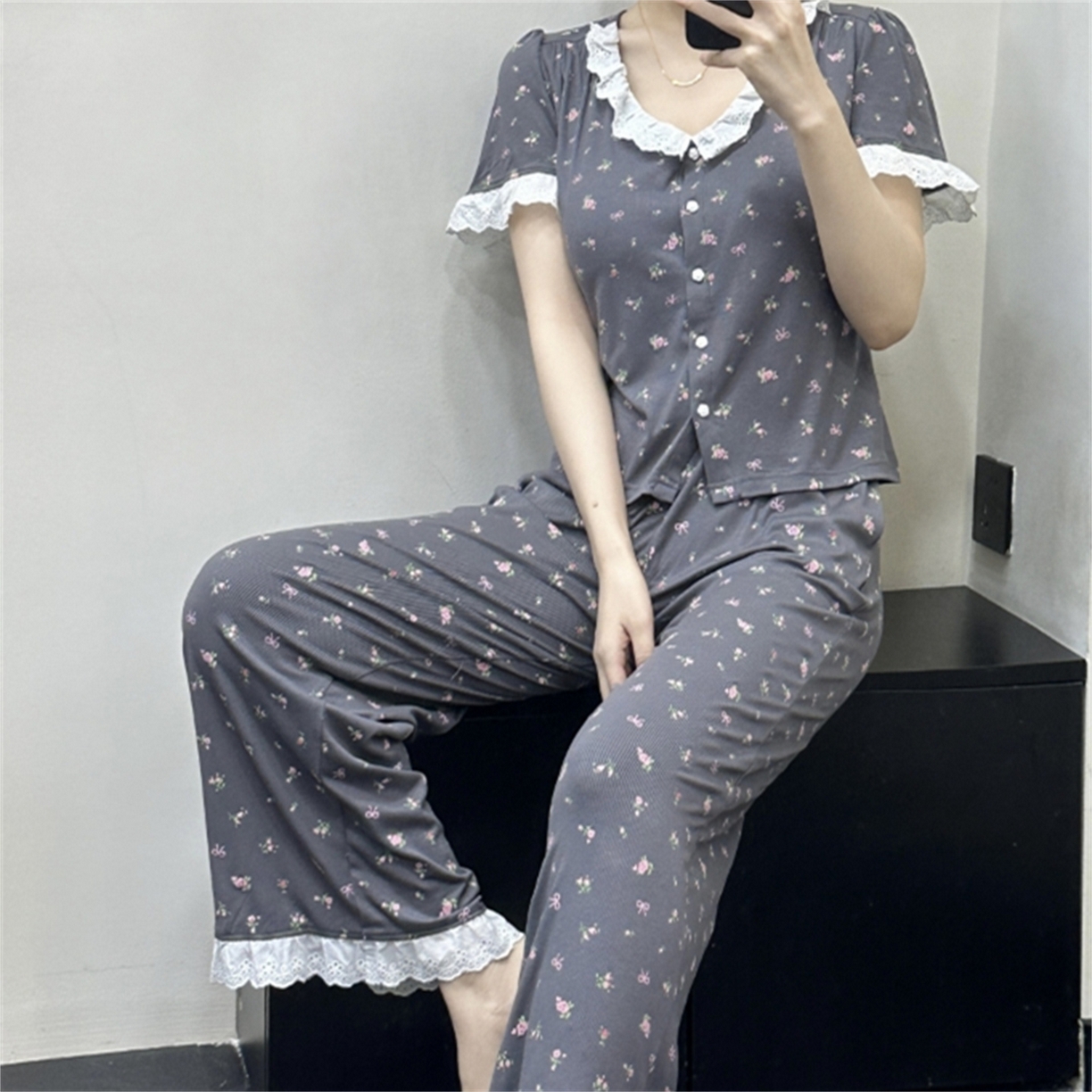 （总）妍景家居生活馆 2026新款V领碎花深灰家居服