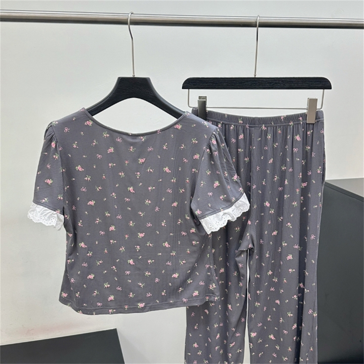 91家纺网 家纺一手货源 找家纺 （总）妍景家居生活馆 2026新款V领碎花深灰家居服