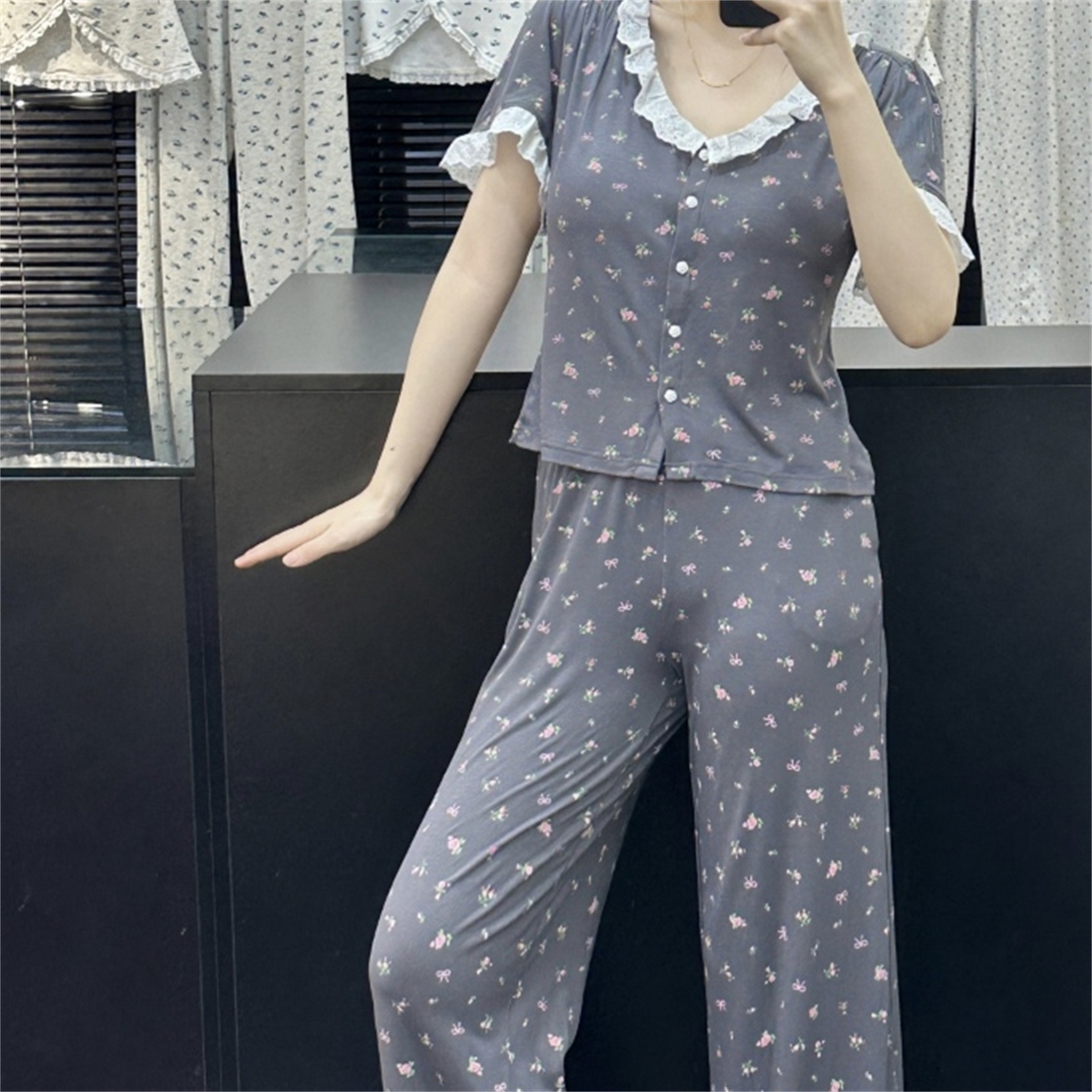 91家纺网 家纺一手货源 找家纺 （总）妍景家居生活馆 2026新款V领碎花深灰家居服