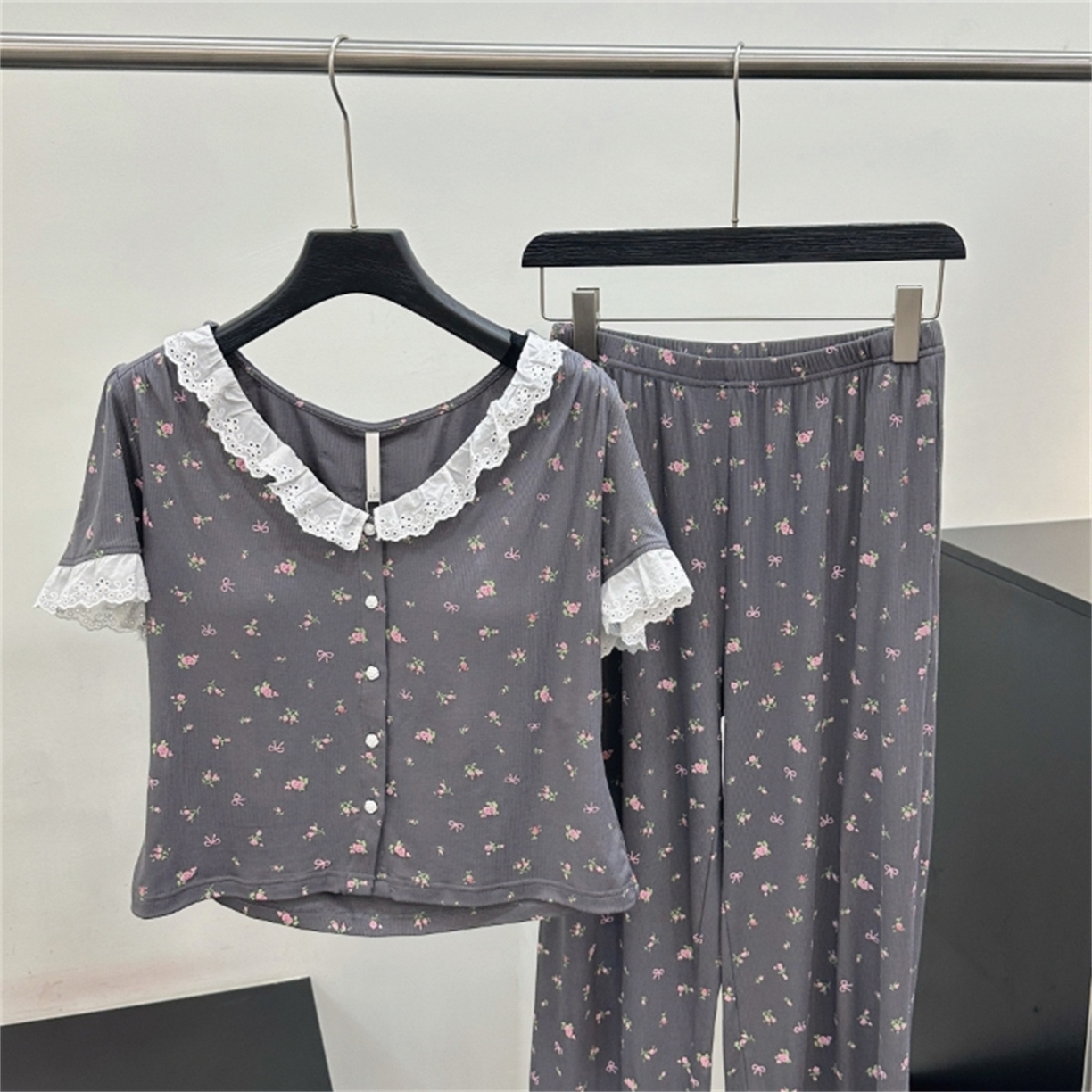 91家纺网 家纺一手货源 找家纺 （总）妍景家居生活馆 2026新款V领碎花深灰家居服