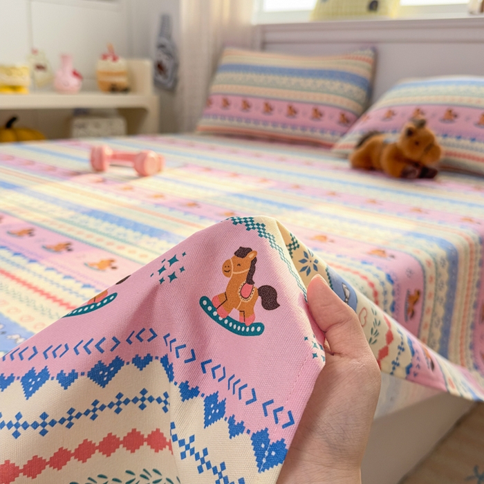 91家纺网 家纺一手货源 找家纺 爱彼家纺 2026夏季热门新款费尔岛小马风格原棉老粗布床单席子凉席三件套-费尔岛风格 摇摇木马粉