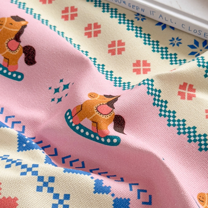 91家纺网 家纺一手货源 找家纺 爱彼家纺 2026夏季热门新款费尔岛小马风格原棉老粗布床单席子凉席三件套-费尔岛风格 摇摇木马粉