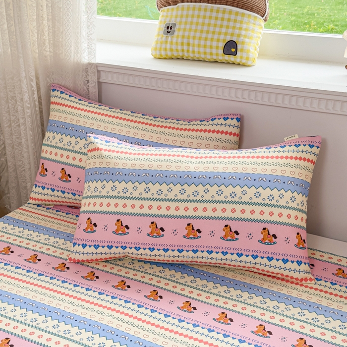 91家纺网 家纺一手货源 找家纺 爱彼家纺 2026夏季热门新款费尔岛小马风格原棉老粗布床单席子凉席三件套-费尔岛风格 摇摇木马粉