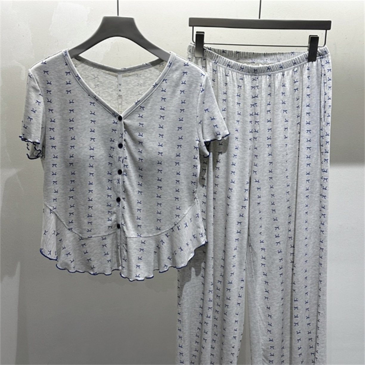 91家纺网 家纺一手货源 找家纺 （总）妍景家居生活馆 2026新款短长 胸垫款蝴蝶结家居服