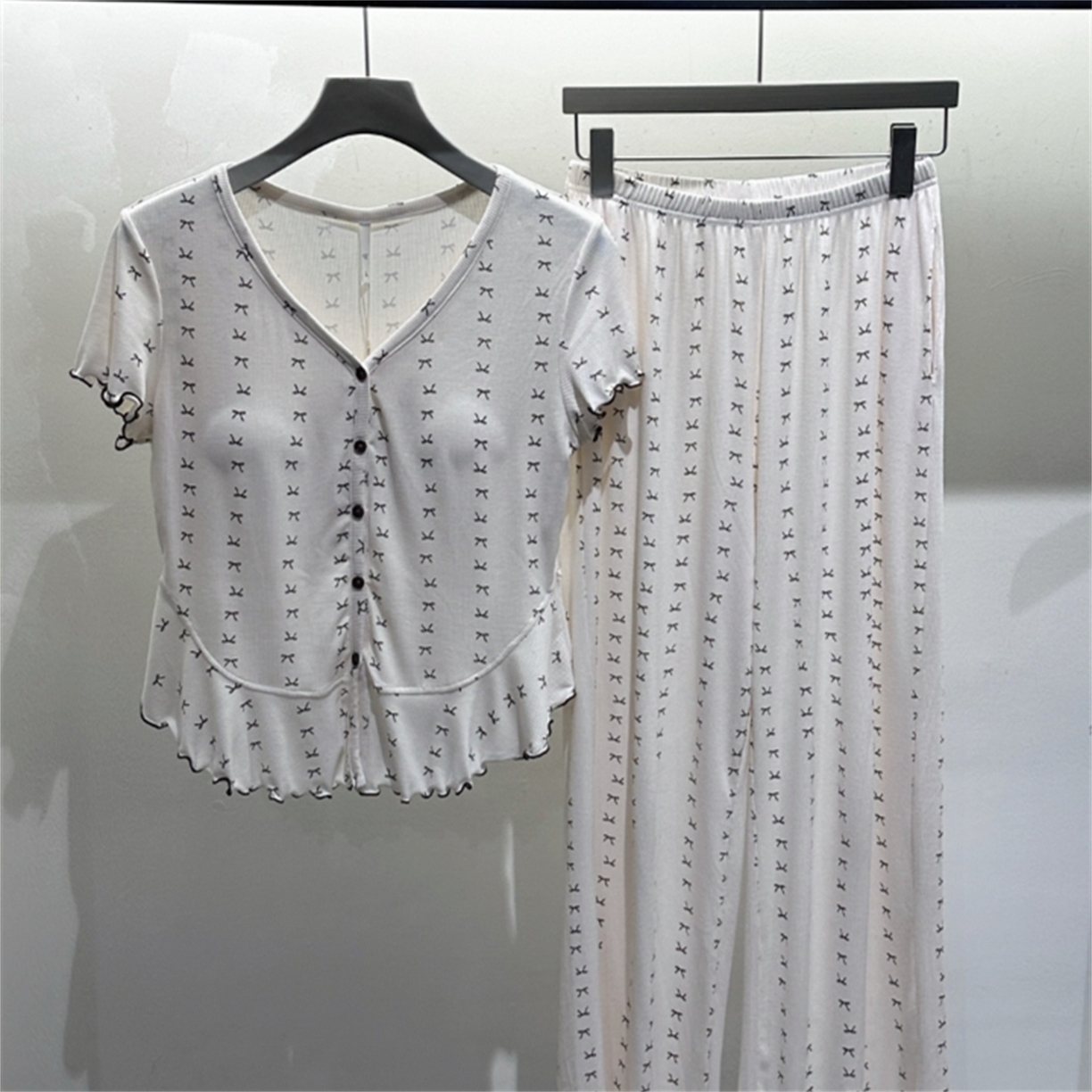 91家纺网 家纺一手货源 找家纺 妍景家居生活馆 2026新款短长 胸垫款蝴蝶结家居服 浅咖